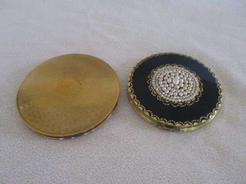 TWO VINTAGE POWDER COMPACTS FOR THE COLLECTOR