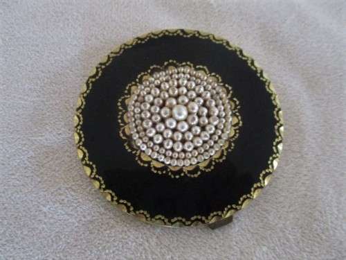 TWO VINTAGE POWDER COMPACTS FOR THE COLLECTOR
