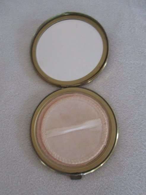 TWO VINTAGE POWDER COMPACTS FOR THE COLLECTOR