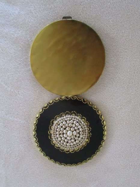 TWO VINTAGE POWDER COMPACTS FOR THE COLLECTOR