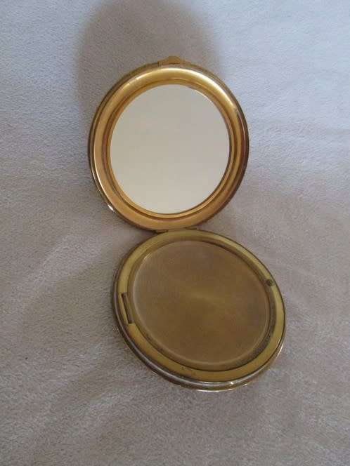 TWO VINTAGE POWDER COMPACTS FOR THE COLLECTOR