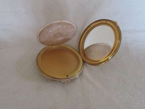 TWO VINTAGE POWDER COMPACTS FOR THE COLLECTOR