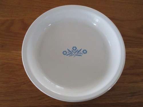 A CORNINGWARE PIE DISH WITH BLUE CORNFLOWER DESIGN - 25CM IN DIAMETER
