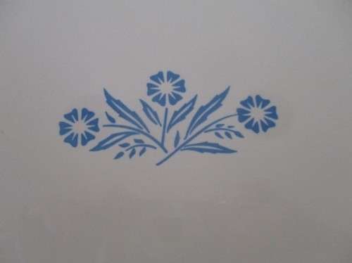 A CORNINGWARE PIE DISH WITH BLUE CORNFLOWER DESIGN - 25CM IN DIAMETER