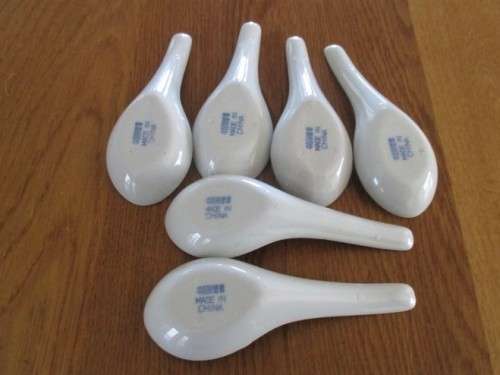 A SET OF SIX BLUE AND WHITE CHINESE SPOONS WITH ATTRACTIVE PAGODA DESIGN