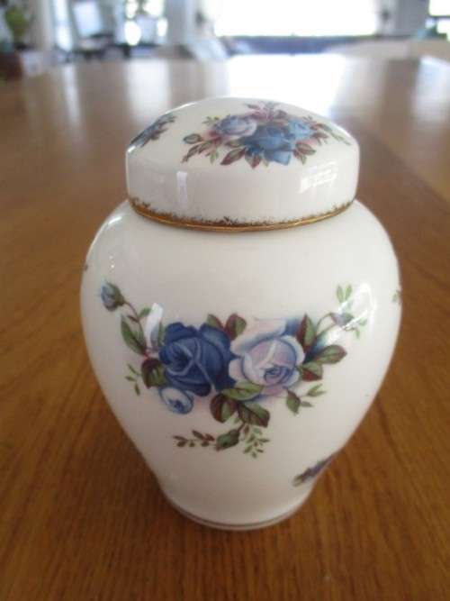 BEAUTIFUL ROYAL ALBERT MOONLIGHT ROSE LIDDED GINGER JAR