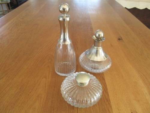 A BEAUTIFUL VINTAGE PRESSED GLASS VANITY SET FOR YOUR DRESSING TABLE (DISREGARD REFLECTIONS)