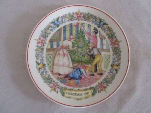 LOVELY VINTAGE 1987 WEDGWOOD VICTORIAN CHRISTMAS PLATE - DRESSING THE TREE