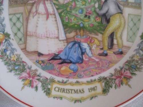 LOVELY VINTAGE 1987 WEDGWOOD VICTORIAN CHRISTMAS PLATE - DRESSING THE TREE