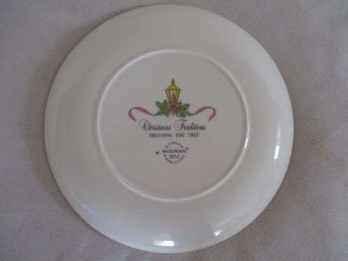LOVELY VINTAGE 1987 WEDGWOOD VICTORIAN CHRISTMAS PLATE - DRESSING THE TREE
