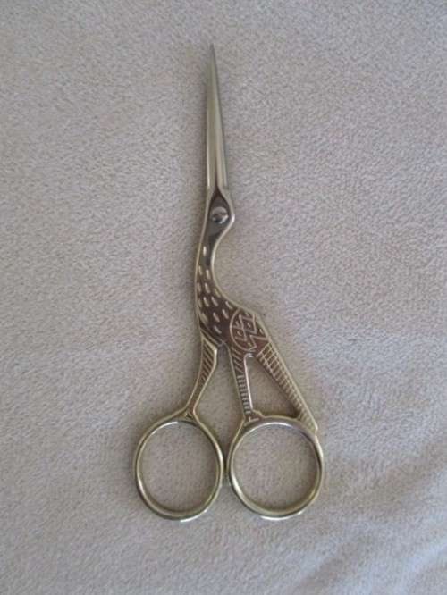 VINTAGE WOODEN YARN WINDER/SPOOL AND VERY SHARP CRANE SHAPED SMALL SEWING SCISSORS