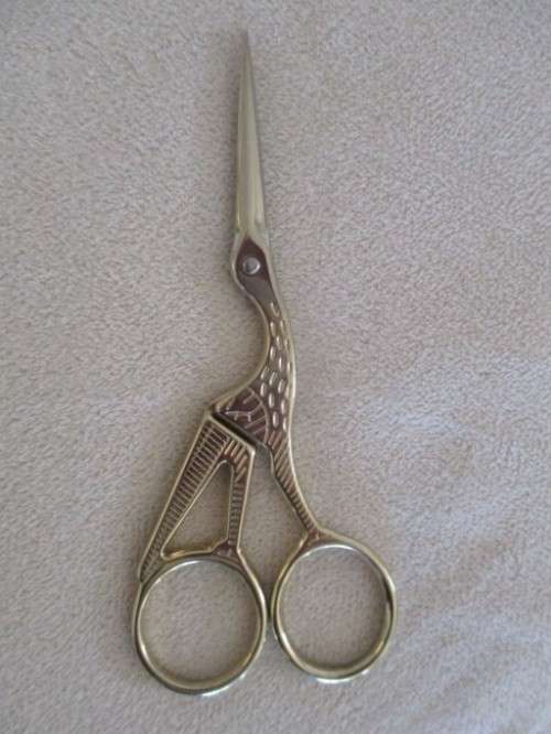 VINTAGE WOODEN YARN WINDER/SPOOL AND VERY SHARP CRANE SHAPED SMALL SEWING SCISSORS