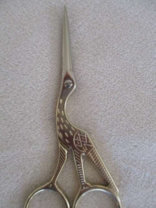 VINTAGE WOODEN YARN WINDER/SPOOL AND VERY SHARP CRANE SHAPED SMALL SEWING SCISSORS