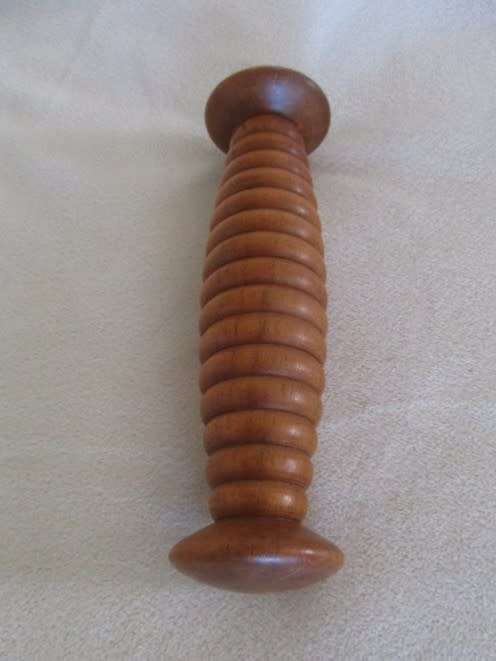 VINTAGE WOODEN YARN WINDER/SPOOL AND VERY SHARP CRANE SHAPED SMALL SEWING SCISSORS