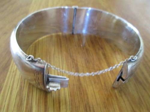 BEAUTIFULLY ENGRAVED VINTAGE STERLING SILVER BRACELET WITH JOSEPH SMITH & SONS, BIRMINGHAM MARKING