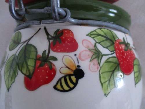 SUCH A PRETTY PRESERVES JAR WITH STRAWBERRY AND BEE DESIGN