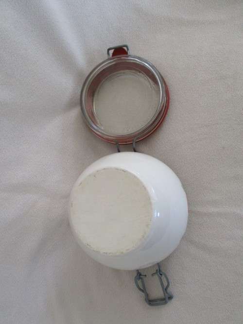 SUCH A PRETTY PRESERVES JAR WITH STRAWBERRY AND BEE DESIGN