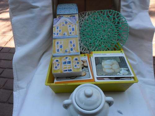 Some "Stuff" for your Retro Kitchen-Recipe Cards, Place/pot mats,Wall Plaques and Garlic Clove Pot