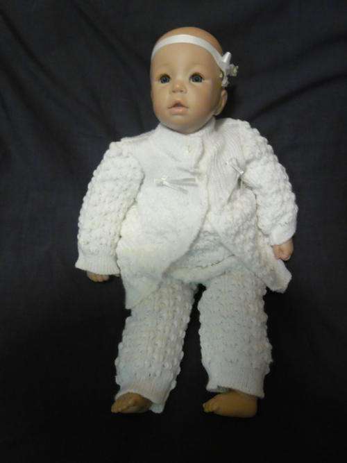 BEAUTIFUL AND COLLECTABLE KINGSGATE DOLL - 47CM IN HAND KNITTED OUTFIT.