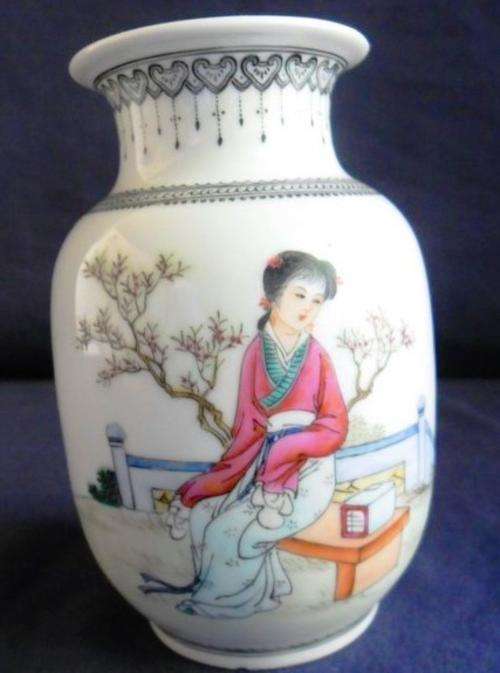 EXQUISITE CHINESE VASE WITH IMAGE OF CHINESE LADY!!