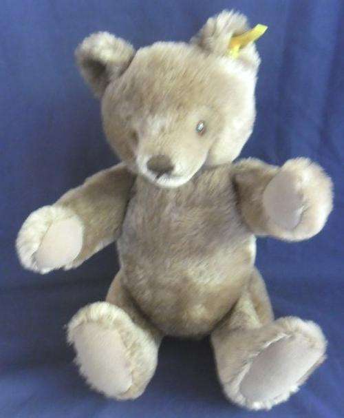 WOW!!! WOW!  A STEIFF BEAR IN VERY GOOD CONDITION WITH BUTTON IN EAR!!!