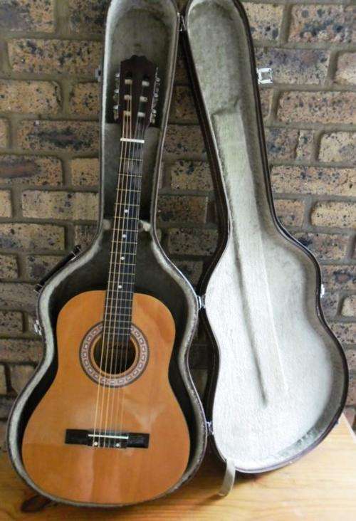 WOW!! CATALUNA GUITAR IN CASE!!  IDEAL FOR THE BEGINNER!!