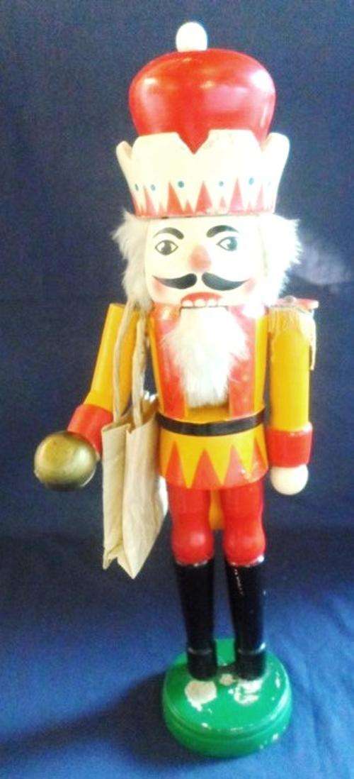WOW!!  VERY LARGE COLLECTABLE VINTAGE NUTCRACKER JUST IN TIME FOR THE FESTIVE SEASON!!
