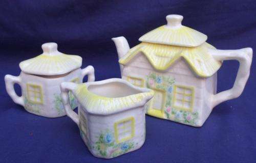 LOVELY VINTAGE COTTAGE-STYLE TEAPOT, CREAMER AND SUGAR BASIN!!