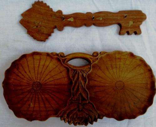 LOVELY VINTAGE WOODEN SNACK DISH AND KEY HOLDER WITH BRASS INLAY