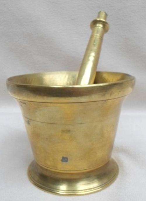 A HEAVY SOLID BRASS  MORTAR AND PESTLE!