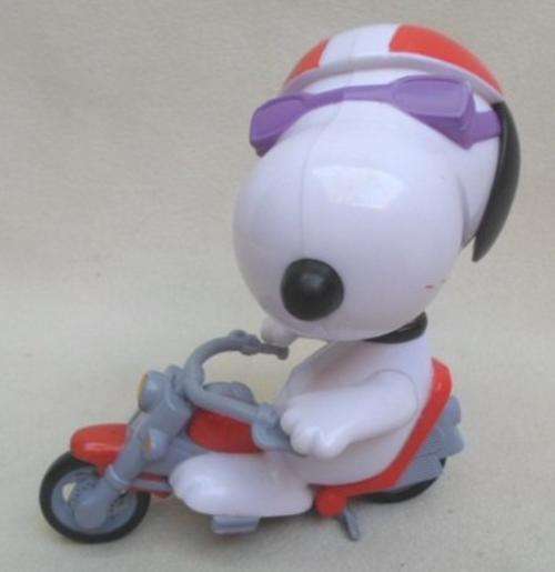 13CM TALL HARD PLASTIC SNOOPY ON HIS MOTORBIKE!!