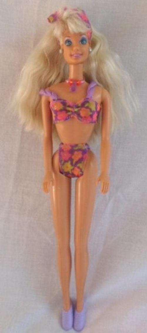 A RARE VINTAGE 1976 MATTEL BARBIE DOLL WITH ORIGINAL OUTFIT AND JEWELLERY!!