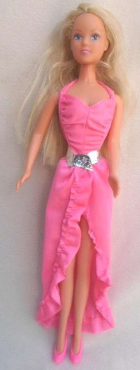 A VERY PRETTY 'STEFFIE LOVE' DOLL BY SIMBA TOYS IN ORIGINAL OUTFIT!!