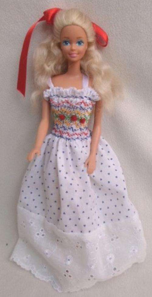 A BEAUTIFUL VINTAGE 1976 MATTEL BARBIE DOLL IN VINTAGE SMOCKED DRESS!!