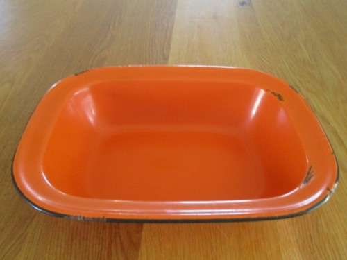 FOR ZEEBOB ONLY - DELICIOUSLY RETRO VINTAGE 1960`s ENAMEL PIE DISH