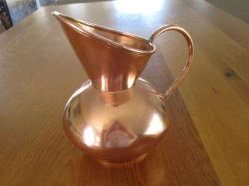 A LARGE VINTAGE SOLID COPPER JUG WITH LOADS OF CHARACTER AND MAKERS MARK ON BASE