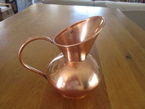 A LARGE VINTAGE SOLID COPPER JUG WITH LOADS OF CHARACTER AND MAKERS MARK ON BASE