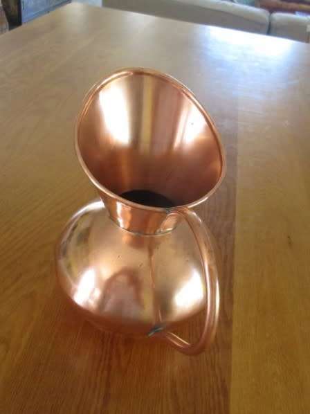 A LARGE VINTAGE SOLID COPPER JUG WITH LOADS OF CHARACTER AND MAKERS MARK ON BASE