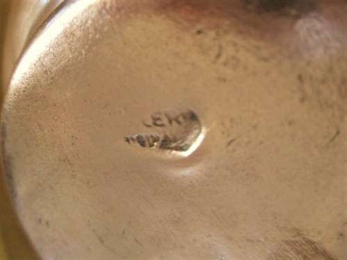 A LARGE VINTAGE SOLID COPPER JUG WITH LOADS OF CHARACTER AND MAKERS MARK ON BASE