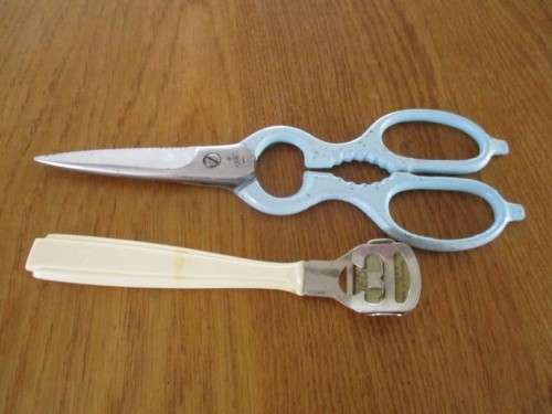 TWO INTERESTING VINTAGE GERMAN ITEMS - RARE FRIODUR INOX SCISSORS AND CREDO CALLUS SHAVER