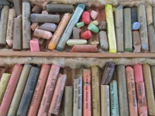 FOR THE ARTIST - A LARGE BATCH OF VINTAGE GEO ROWNEY AND REEVES GREYHOUND PASTELS