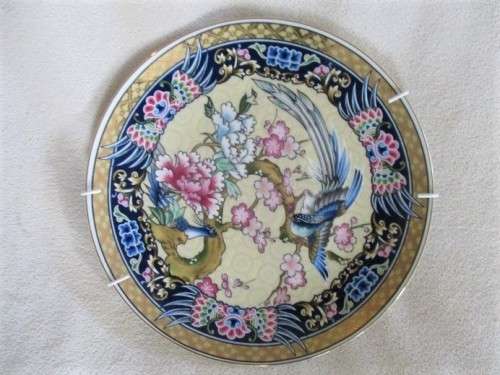BEAUTIFUL IMARI DISPLAY PLATE WITH HANGER - SIGNED - EXOTIC BIRD AND FLORAL DESIGN WITH GILT BORDER