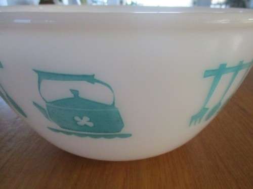 LARGE VINTAGE MILK GLASS MIXING BOWL