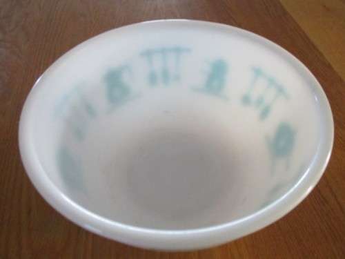 LARGE VINTAGE MILK GLASS MIXING BOWL