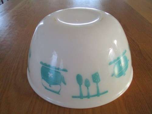 LARGE VINTAGE MILK GLASS MIXING BOWL