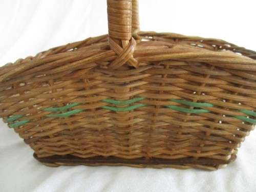 FOR ZEEBOB ONLY - A NICE-SIZED VINTAGE WICKER BASKET WITH HANDLE