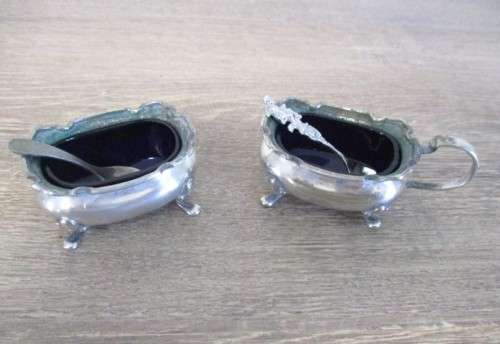 ANTIQUE EARLY 1900`s WALKER & HALL, SHEFFIELD S & P CELLARS & 2 OPEN SALT POTS WITH INNER BLUE GLASS