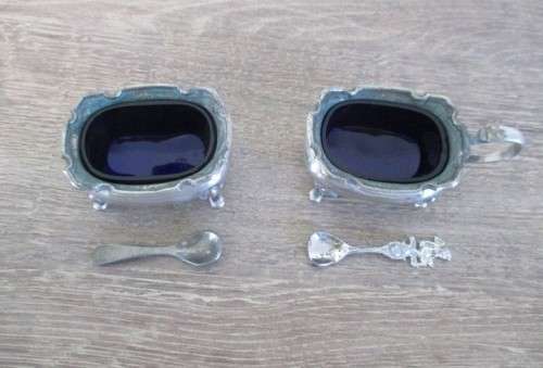 ANTIQUE EARLY 1900`s WALKER & HALL, SHEFFIELD S & P CELLARS & 2 OPEN SALT POTS WITH INNER BLUE GLASS