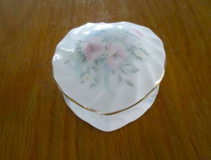 PRETTY FLORAL LIDDED BONE CHINA TRINKET BOX - HAMMERSLEY (ROYAL WORCESTER SPODE)