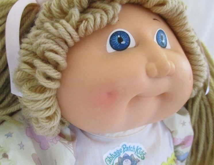 VINTAGE EARLY 1984 CABBAGE PATCH DOLL IN ORIGINAL DRESS AND WITH SIGNATURE - IN GREAT CONDITION